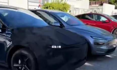 Шпионские снимки бюджетной модели Tesla Y показали, что у нее нет панорамной стеклянной крыши, сплошной световой полосы и задних экранов