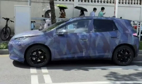 На шпионских снимках можно увидеть 2026 BYD Dolphin с увеличенной дальностью хода и, по слухам, с задним приводом
