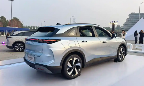 Компания Arcfox представила новые модели Alpha T5 с увеличенной дальностью хода и системой ADS