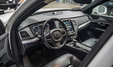 Тюнинг акустики Volvo XC90 II – центральный динамик Bowers & Wilkins в торпедо