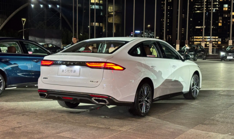 Emgrand от Geely 5-го поколения выходит на рынок с 1,5-литровым турбомотором по цене от 720 000 рублей