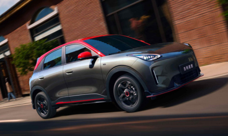 Обновленный электрический хэтчбек Geely EX2 был замечен во время дорожных испытаний в Китае