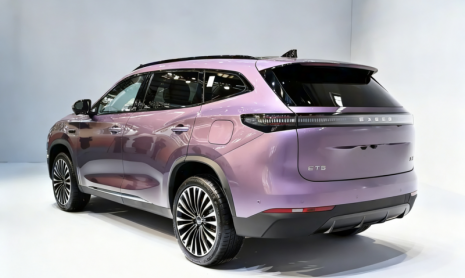 Автомобиль Exeed Exlantix MX (ET5) от Chery с запасом хода 210 км на электромобиле продается по цене от 19 070 долларов США в Китае и является конкурентом BYD Song L DM-i