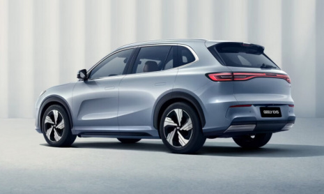 В Китае Geely EX5 может похвастаться независимым поворотом руля на все четыре колеса под углом 90 градусов