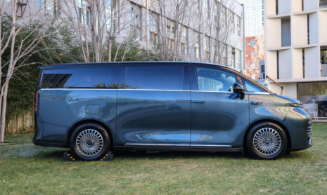 Предварительная продажа Geely Galaxy V900 MPV с запасом хода в комбинированном режиме до 1220 км начинается от 3,7 млн рублей