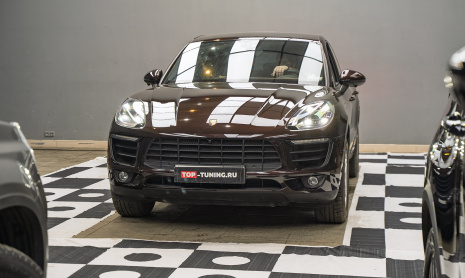 Porsche Macan: шумоизоляция, оклейка пленкой, большой монитор, камеры 360°