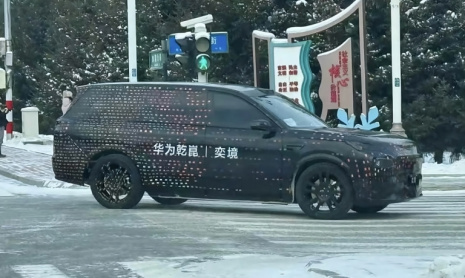 Новый полноразмерный внедорожник Huawei, разработанный совместно с компанией Dongfeng, был замечен во время зимних испытаний в Китае