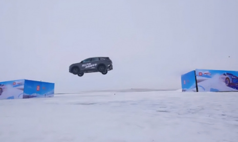 Changan CS75 Plus установил мировой рекорд Гиннесса по прыжкам на самую длинную дистанцию на ледяном трамплине: 20,9 метра при температуре -30?