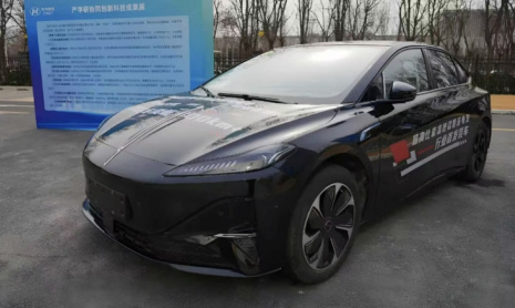 Компания FAW впервые внедрила литий-марганцевый жидко твердотельный аккумулятор емкостью 142 кВт*ч, что позволило увеличить запас хода на 1000 км без подзарядки