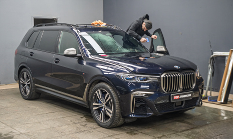 Оклейка лобового стекла защитной пленкой для BMW X7 G07