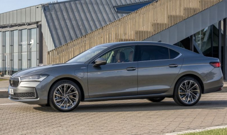 Новый мощный гибридный автомобиль Skoda Superb iV plug-in оснащен несколькими удобными дополнительными опциями