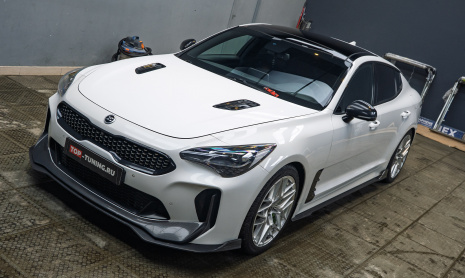 Карбоновый обвес Adro и подсветка в салон – монтаж для Kia Stinger