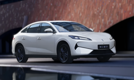 Компания BYD предлагает владельцам седана Linghui e7 бесплатную зарядку в течение года