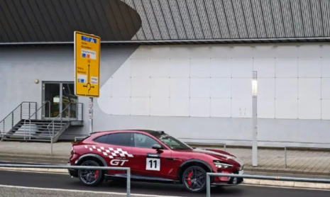 Xiaomi YU7 GT появился на Нюрбургринге без камуфляжа, с красными наклейками GT и агрессивной аэродинамикой