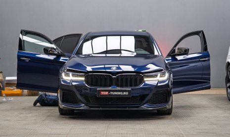 Установка большого монитора в торпедо BMW 5 серии G30