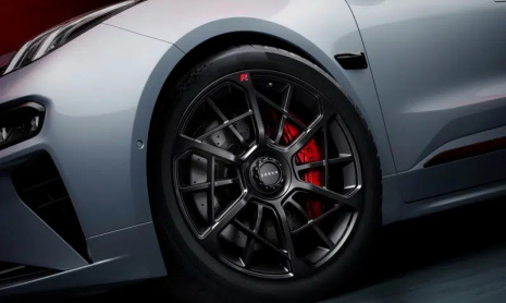 Zeekr 001 Anniversary Edition разгоняется до сотни за 2,91 секунды с двигателем мощностью 680 кВт, и стоит от 4,2 млн рублей в Китае