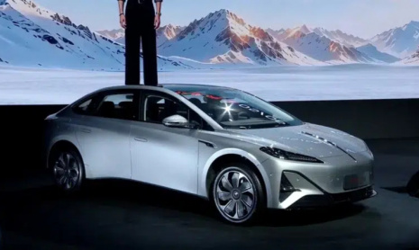 Компания Hongqi Tiangong 05/06 представила электромобили на 800 В с зарядкой от 10% до 80% за 12 минут, стоимость которых начинается от 1,9 млн рублей в Китае