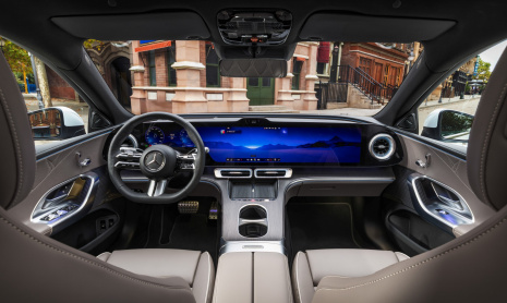 Полноэкранный дисплей Mercedes C-Class EV отличается элегантностью, присущей автомобилям Dave & Buster