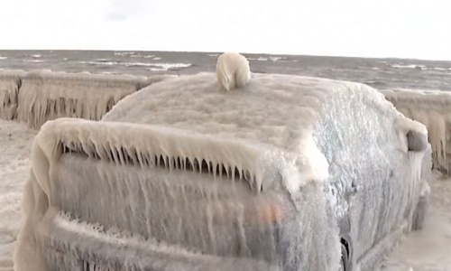Озеро с ледяными волнами - суровой зимний урок для автолюбителей
