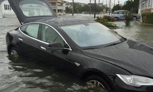 Водитель Tesla неожиданно выяснил, что Model S может плавать