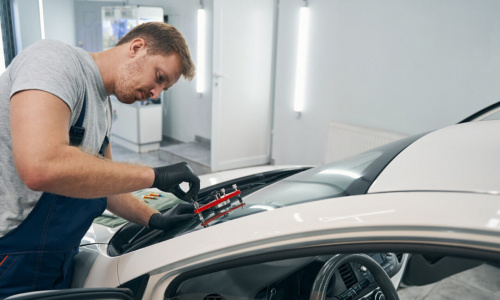 Ремонт сколов, трещин на лобовом стекле авто 