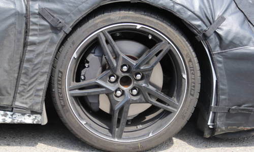 Предстоящий Corvette был замечен под тяжелым камуфляжем