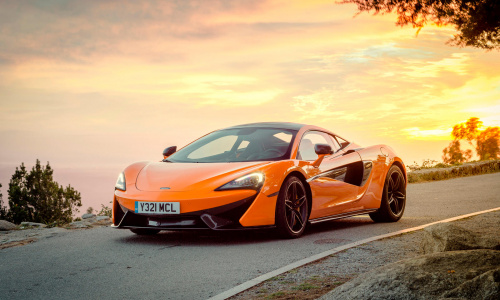 Розовый McLaren 570S разбился в зоне с ограничением в 20 миль в час