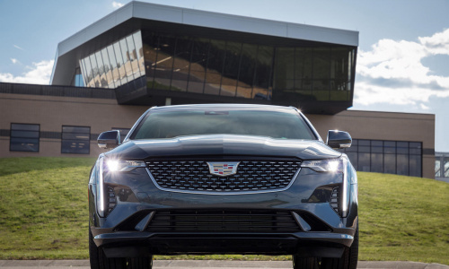 Cadillac поставляет модели CT4 с неправильным значком