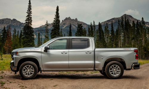 Заледеневший Chevy Silverado вытащили из замерзшей реки