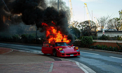 Ferrari F40 сгорел дотла