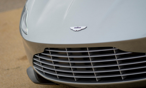 Aston Martin воссоздает оригинальную игрушку Бонда DB5 в полном размере