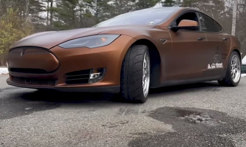 Первый в мире Tesla с двигателем V8 уже в пути
