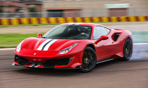 Сумасшедший водитель Ferrari 488 Pista дрифтит посреди Нью-Йорка