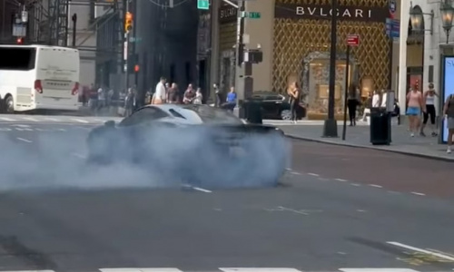 Сумасшедший водитель Ferrari 488 Pista дрифтит посреди Нью-Йорка