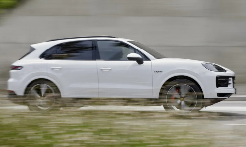 Новый Porsche Cayenne S E-Hybrid соблазняет вас мощностью 511 л.с. и запасом хода на электротяге в 80 км
