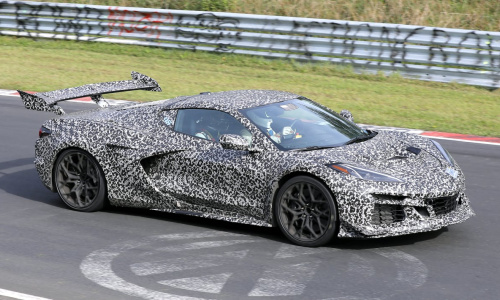 Хардкорный новый Corvette ZR1 поднимает колесо на Нюрбургринге
