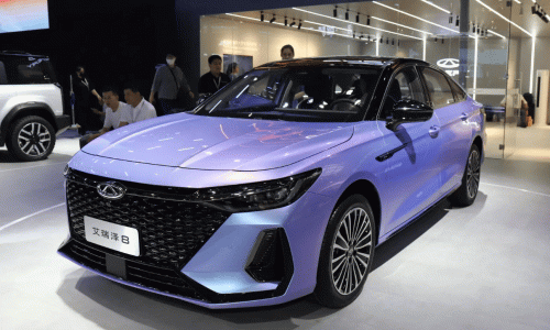 Официальные фотографии Chery Fengyun A8 PHEV, представленного в Китае, имеют запас хода 1400 км