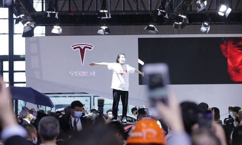 Tesla выиграла иск против протестующего с Шанхайского автосалона