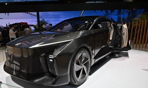 Lexus не строит завод по производству электромобилей в Китае – по крайней мере, пока нет