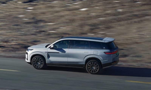 Модель Denza N9 PHEV с дальностью хода 1302 км и “Божьим глазом” была выпущена в Китае по цене от 4,5 млн рублей