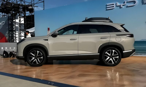 Большой внедорожник BYD Sealion 07 DM представил интерьер в Китае