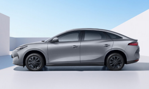 Седан BYD e7 выходит на рынок Китая в качестве доступного электромобиля для такси