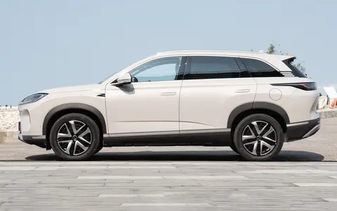 Модель Sealion 07 DM-i от BYD, выпущенная в Китае по цене от 2 млн рублей, ориентирована на мировые рынки