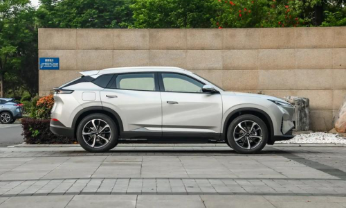 Электрический внедорожник Peugeot-Citroen Hedmos 06 официально представлен в Китае по цене 1,4 млн рублей