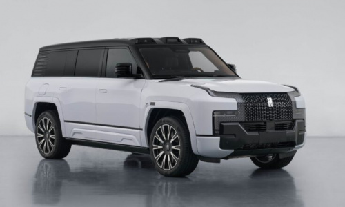 Модель Yangwang U8L от BYD отличается ультра-роскошью благодаря 24-каратной золотой маркировке и шестиместной компоновке