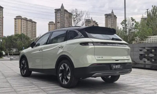 Модель от FAW Bestune Yueyi 07 PHEV с испытанной в реальных условиях дальностью хода 1754,5 км была выпущена по цене 1,11 млн рублей