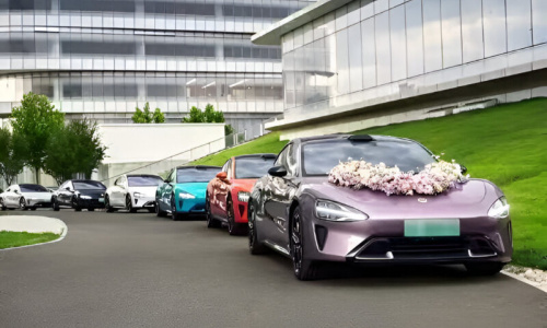 Незваные гости на свадьбе Xiaomi SU7: скопление автомобилей наводняет китайские социальные сети