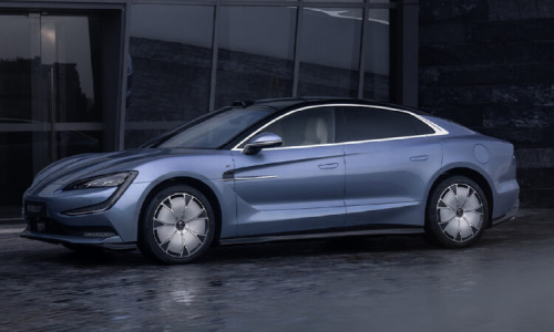 Долгожданный роскошный седан Yangwang U7 от BYD сошел с конвейера в Китае