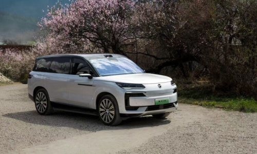 Компания BYD начала поставки беспилотных станций для внедорожника Denza N9 мощностью 1100 л.с.