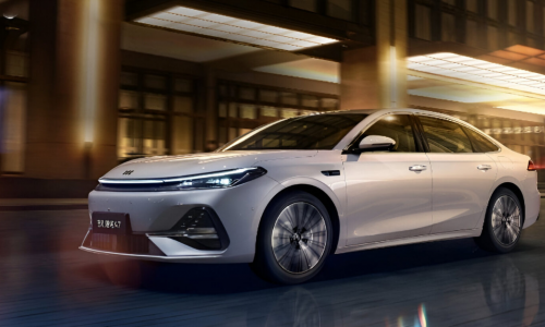 Седан Geely Galaxy A7 PHEV поступил к китайским дилерам в преддверии начала продаж